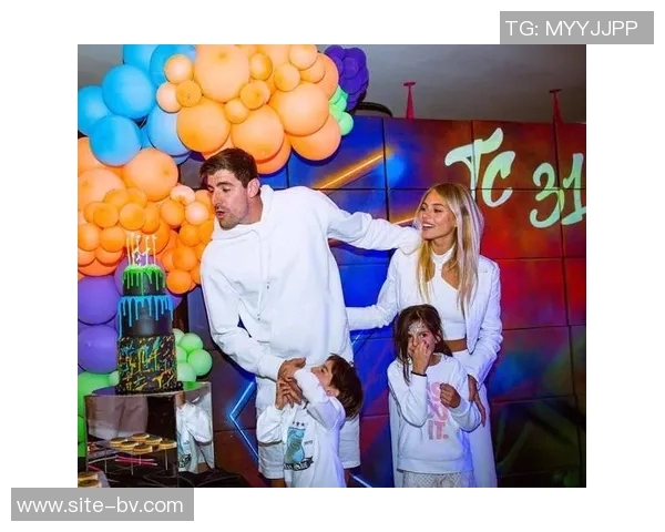 妻子社交媒体分享与库尔图瓦游戏夜照片展现休闲时光的乐趣